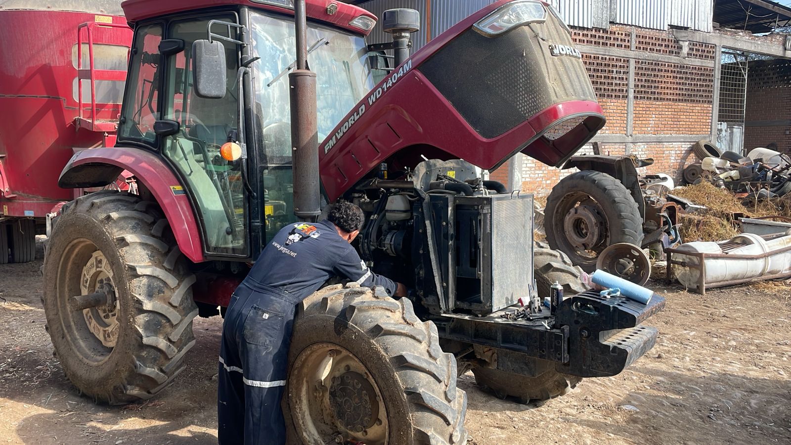 Taller mecánico agrícola JERGSA con herramienta especializada
